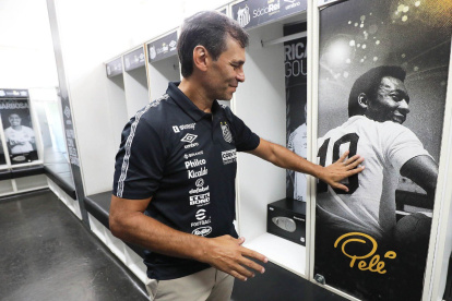 Fabián Bustos posó junto a una de las tantas fotos que hay de Pelé en el complejo deportivo del Santos.