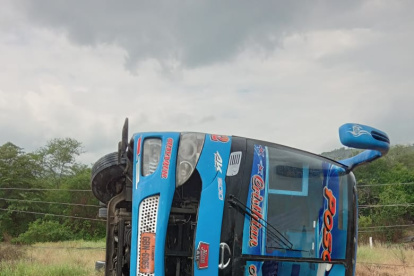 Estado en que quedó el bus de la cooperativa Posorja que se volcó este lunes 28 de febrero