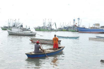 Faena.- Dos pescadores van un su nave, se movilizan por un puerto pesquero de Ecuador.
