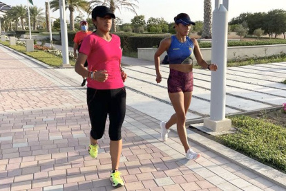 María José Mendoza (i) y Karla Jaramillo se acoplan al ambiente de Muscat, en las calles.