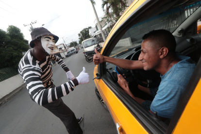 Los mimos contagian de alegría a los conductores. Muchos de ellos amablemente detienen sus vehículos y dan una moneda a los artistas callejeros que se sienten agradecidos.
