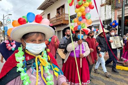 Festejo. En Gualaceo se realizaron pregones artísticos con espuma y globos durante el carnaval.
