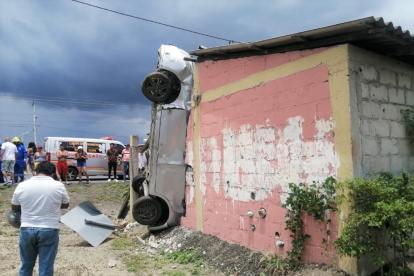Así quedó el automóvil en que viajaba un grupo de turistas cuencanos, tras ser golpeados por otro vehículo en la vía Salinas-Guayaquil.