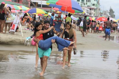 La imagen revela la gran cantidad de turistas que apostaron a las playas de Santa Elena y Salinas. Así como la reactivación de la actividad comercial como el alquiler de carpas y parasoles.