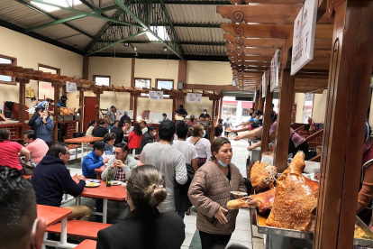 Ventas. El mercado La Merced de Riobamba recibió a varios turistas.