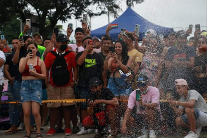 Un grupo de turistas graba en sus teléfonos uno de los espectáculos organizados en el cantón Manta.