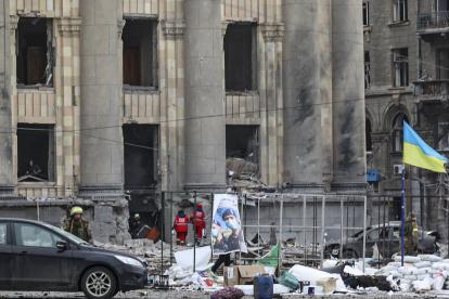 Daños ocasionados por los bombardeos rusos sobre el centro de la ciudad ucraniana de Járkov.
