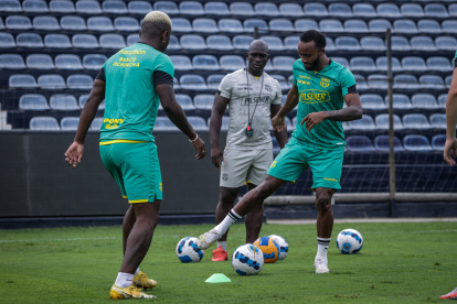 Segundo Castillo (atrás) estará en el banquillo de Barcelona ante Universitario.