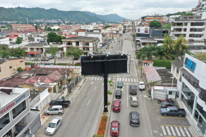 En la calle Sexta y Las Lomas, en Urdesa, se encuentra esta valla publicitaria que solo en un lado tiene publicidad y abajo se deteriora el sello de clausura.