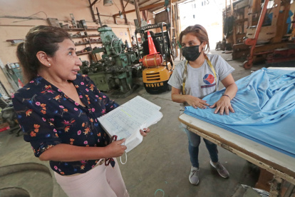 Jéssica Znezevich, quien sufre de artritis reumática desde los 14 años, se mantiene actividad en su taller de confección de uniformes.