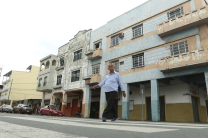 Muchas de las fachadas de viviendas ubicadas a lo largo de la Clemente Ballén lucen en mal estado.
