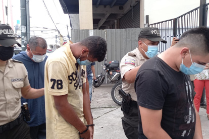 Los detenidos intentaban abrir una puerta enrollable con herramientas para soldar.