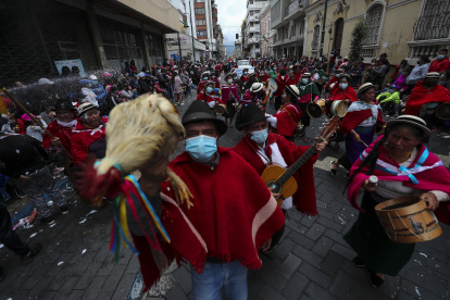 Cientos de personas fueron registrados el pasado sábado, durante el paso de las comparsas en el Carnaval de Riobamba (Ecuador).
