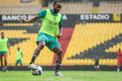 Leonai Souza, mediocampista de Barcelona, no estará esta noche ante Universitario.