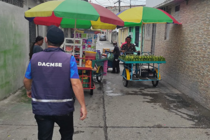 Queja. En unos puntos los informales obstruían las aceras.