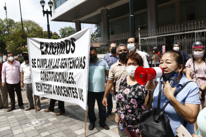 Los jubilados de la Universidad de Guayaquil ha realizado varios plantones para reclamar sus derechos