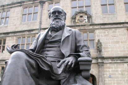 El teórico Charles Darwin inmortalizado en una estatua