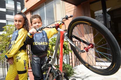 Antonella Puyo y Massimiliano Graziani disfrutan de la velocidad y de los saltos del BMX.