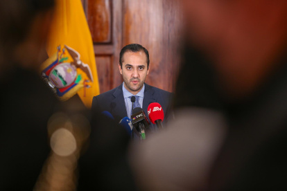 El ministro de Relaciones Exteriores de Ecuador, Juan Carlos Holguín, participa hoy en una rueda de prensa en la Cancillería de Ecuador en Quito.