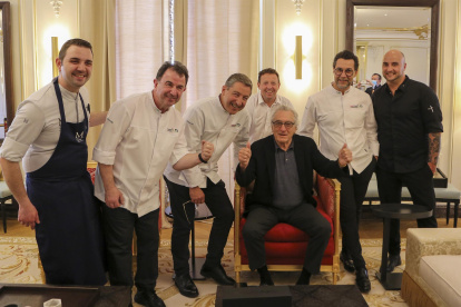 El actor estadounidense Robert De Niro posa junto a los chefs encargados de preparar un menú especial para él en pago por aceptar apadrinar el congreso gastronómico Madrid Fusión de 2021.