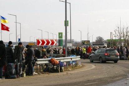 Cientos de refugiados ucranianos aguardan en la frontera con Polonia este jueves en la localidad ucraniana de Hlynytsi