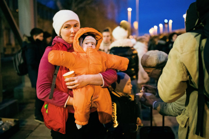 Personas con niños que huyen de la región del conflicto ruso-ucraniano llegan a la frontera polaco-ucraniana en Medyka (Polonia), este 26 de febrero de 2022.