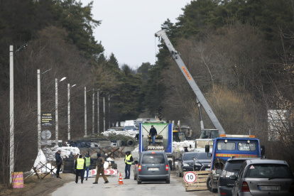 Controles de carreteras con sacos terreros y piezas de hormigón en Leópolis, Ucrania.