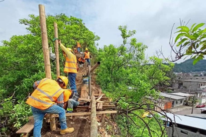 Hecho. Instante en el que se construye el muro sobre el cerro.
