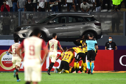 Barcelona derrotó a Universitario en su casa y se clasificó a la Fase 3 de Copa Libertadores.
