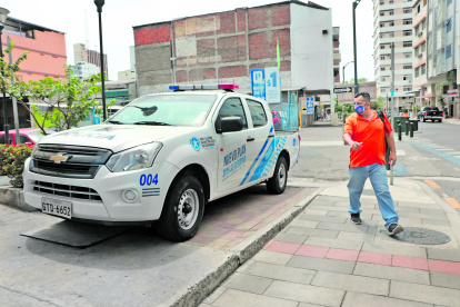 Vía.  Camionetas han sido encontradas parqueadas en las veredas.