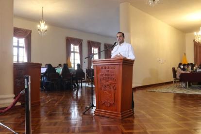 El canciller Juan Carlos Holguín durante una de sus intervenciones sobre lo que se está haciendo por los ecuatorianos en Ucrania.