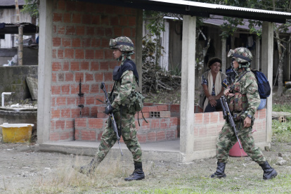 Soldados del Ejército colombiano mientras recorren las calles de la vereda Las Vegas, departamento del Putumayo (Colombia). El departamento colombiano del Putumayo, fronterizo con Ecuador y Perú y escenario de algunos de los episodios más violentos del conflicto armado. EFE/ Carlos Ortega