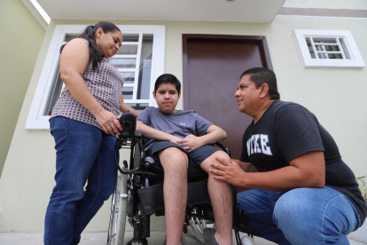 Felipito, quien padece distrofia muscular de Duchenne, junto a sus padres Luis Felipe y Érica.