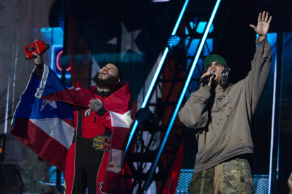 El artista puertorriqueño de música urbana Farruko (i) canta junto a su compatriota O"Neill