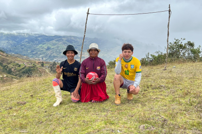 Juan Carlos, su abuelita y Reus Molina son los que trabajan en los videos.