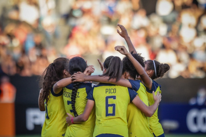 Las jugadas de Ecuador celebran el primer gol ante Uruguay, en la segunda fecha