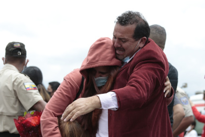 Un padre y una madre no pudieron  contener la emoción y corrieron a a abrazar a su hija.