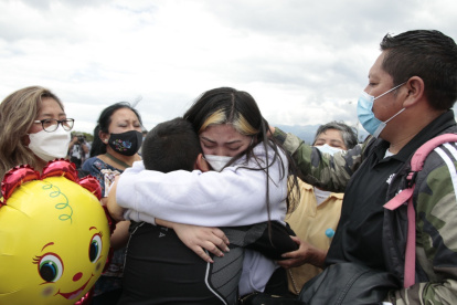 Ecuatorianos que huyeron de Ucrania a su arribo y encuentro con sus familiares.