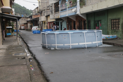 Obstrucción. En la ciudad se ha hecho usual el uso de estas piscinas de gran tamaño que obstruyen el transito vehicular.