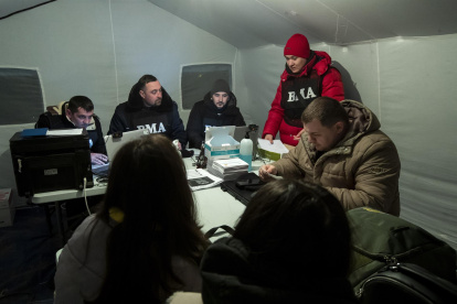 Referencial. Oficiales de migración y asilo en un campamento de refugiados cerca de Palanca Village, Moldavia, aproximadamente a 1 km de la frontera entre Moldavia y Ucrania, el 4 de marzo de 2022.