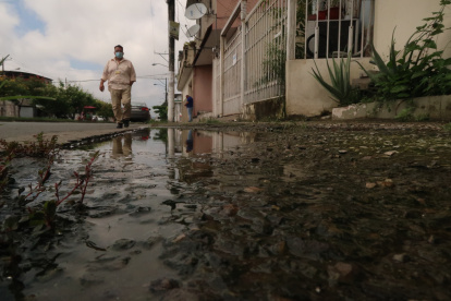 Riesgo. Las veredas en mal estado ponen en peligro la integridad de los peatones que se ven obligados a sortear huecos y baches