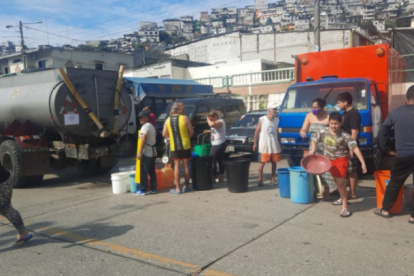 Situación. Tanqueros llegaron a la zona para abastecer a los ciudadanos.