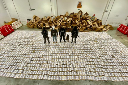 Aprehensión. Casi dos toneladas de droga estaban ocultas en las cajas de banano en un contenedor.