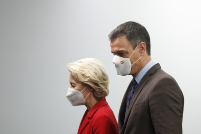 El presidente del Gobierno, Pedro Sánchez, y la presidenta de la Comisión Europea, Úrsula von der Leyen, tras la declaración institucional, este sábado en el Palacio de la Moncloa.