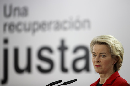 La presidenta de la Comisión Europea, Úrsula von der Leyen, durante la declaración institucional, este sábado en el Palacio de la Moncloa.