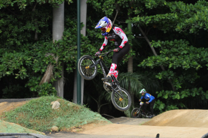 La múltiple medallista olímpica de BMX impuso su habilidad con la bicicleta en la pista del Complejo Pancho Jiménez Buendía, durante la prueba.