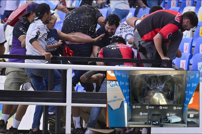 Hinchas se masacraron en el estadio La Corregidora. Hinchas se masacraron en el estadio La Corregidora.