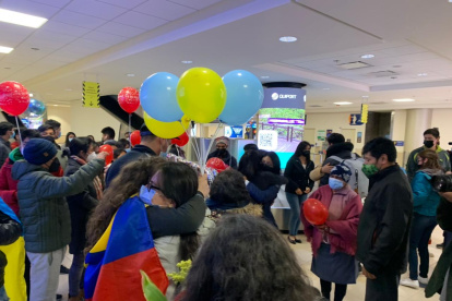 Arribo. Familiares de siete ecuatorianos los recibieron en el aeropuerto de Tababela.