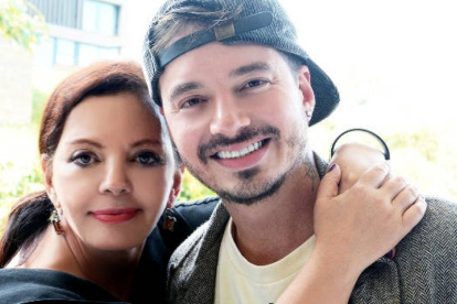 J Balvin celebra en sus redes sociales la recuperación de la salud de su mamá.