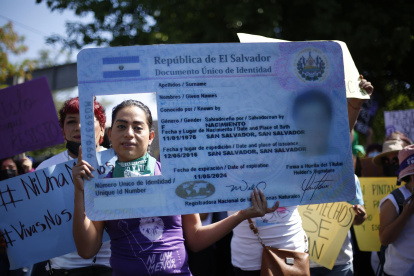 Mujeres participan en una marcha con motivo del Día Internacional de la Mujer hoy, en San Salvador (El Salvador). Al grito unificado de "Ni una menos, vivas nos queremos", miles de salvadoreñas recorrieron este domingo las principales calles de San Salvador para clamar justicia por las desaparecidas y víctimas de feminicidios.